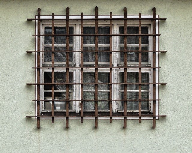 zamřížované okno
