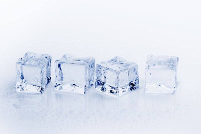 čtyři kostky ledu