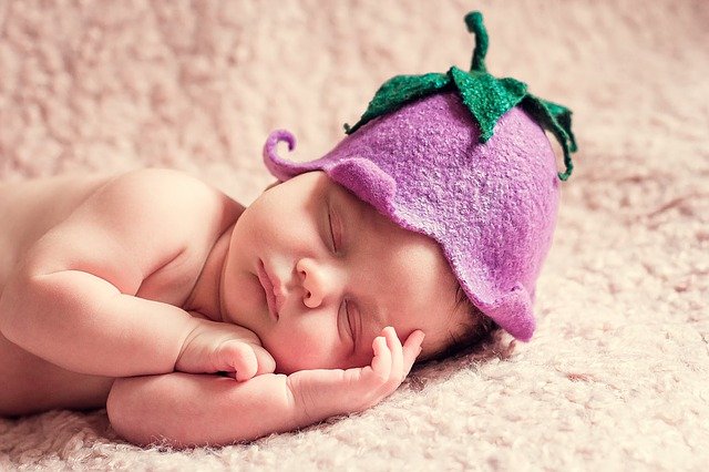 novorozeně s kloboučkem