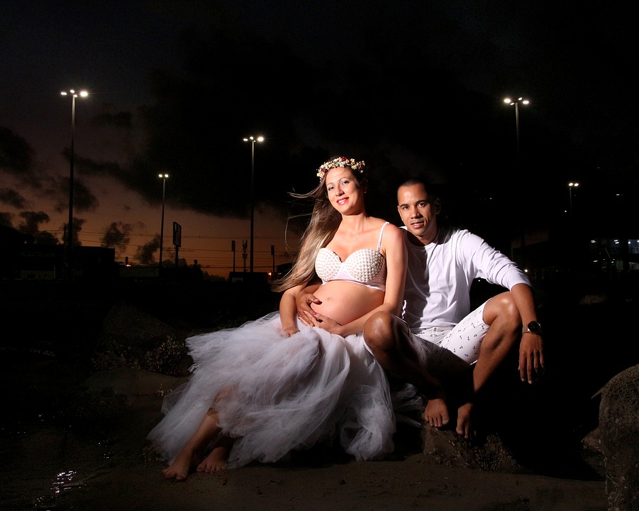 Muž s těhotnou ženou na pláži