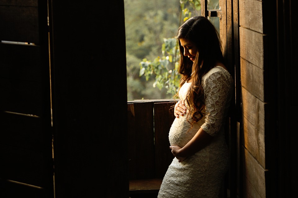 Těhotná žena, držící bříško